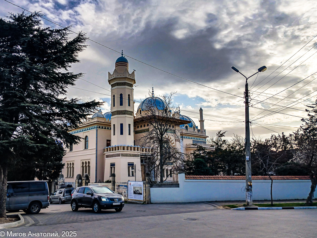 Это не мечеть и не какое-либо культовое сооружение - это дача Стамболи, жилой дом, построенный для своей семьи феодосийским табачным купцом Иосифом Стамболи.
