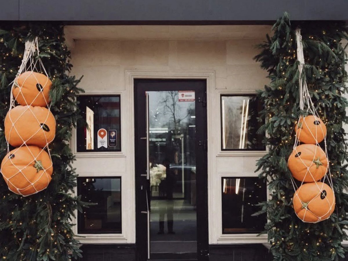    Новогоднее оформление фасада цветочного дома MONO