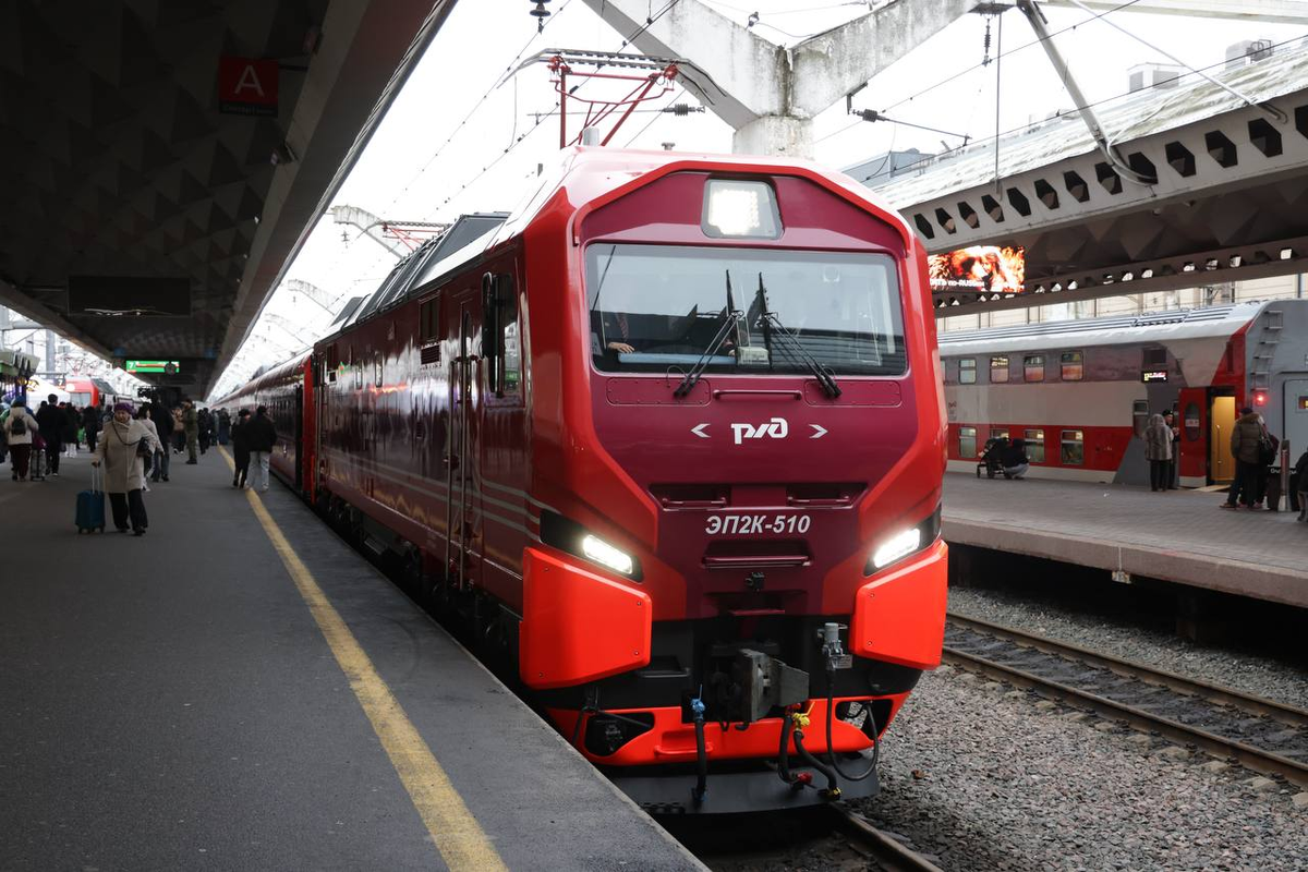 Электровоз ЭП2К от Коломенского завода в составе поезда «Красная стрела». Источник: РЖД