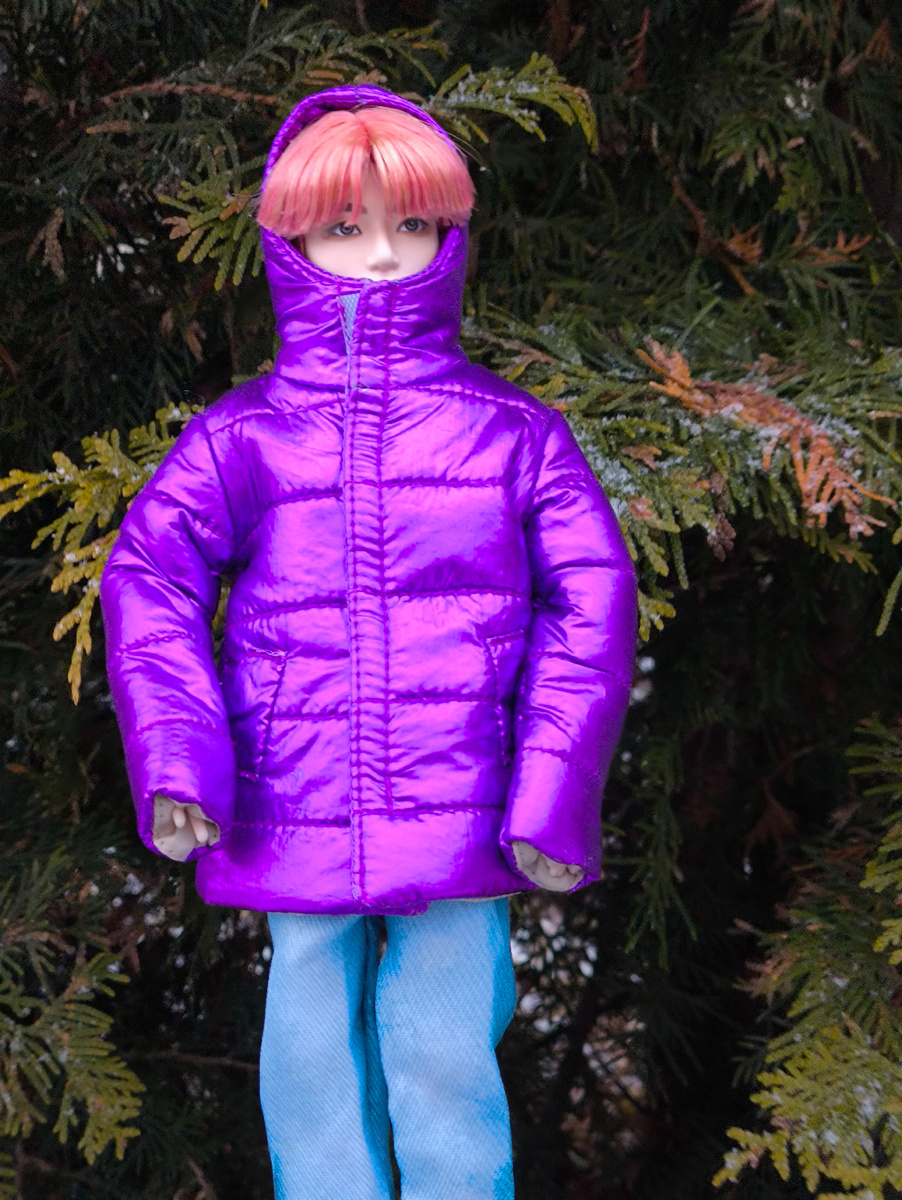 Тэхён в куртке цвета "аметист") 