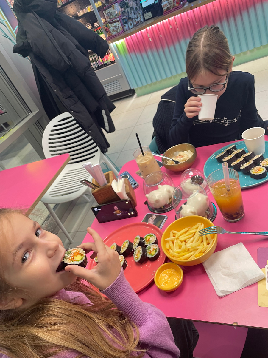 Это мы ходили в «Чико». Поесть двоим детям, без учета меня, вышло на 3 490 рублей. Весь заказ на столе.