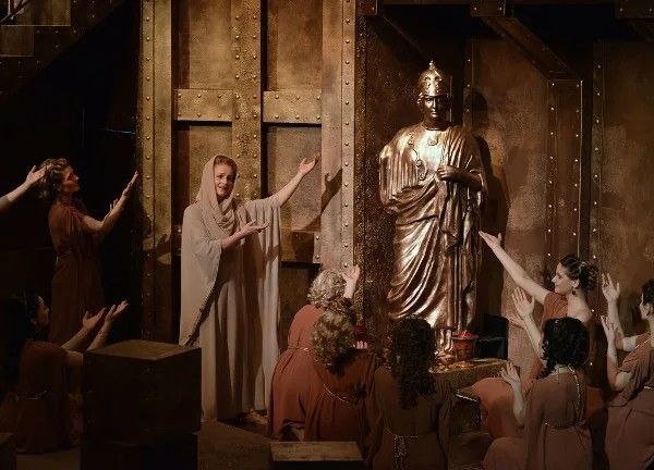 Сцена из оперы "Сервилия" на Новой сцене Большого театра, фотография из открытых источников Яндекса