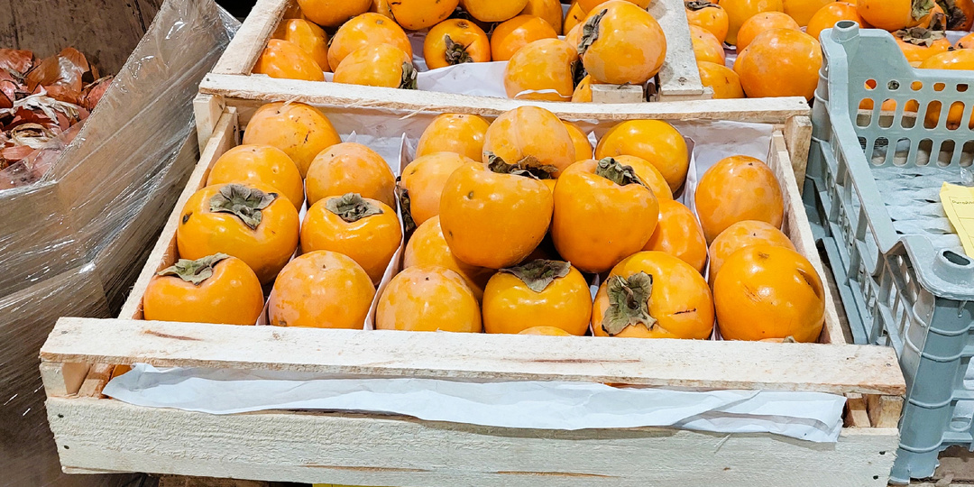 Большой Светофор привозит новогодний товар. Что там с ценами? Выбираем Омский бекон, фасоль и персики в сиропе.