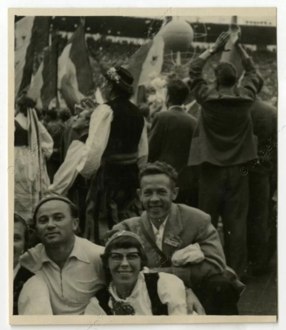 Фото сюжетное. Некрасов Василий Васильевич (1922-2010), ветеран Службы внешней разведки, на VI Всемирном фестивале молодежи и студентов в Москве. 1957 г. ГМПИР, Фонд фотографических источников 