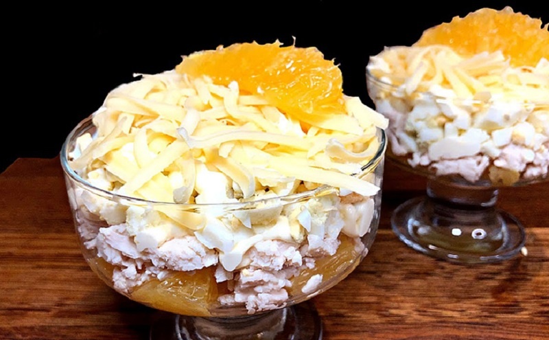 Яркий зимний салат с курицей, сыром и апельсином: свежая идея для новогоднего стола