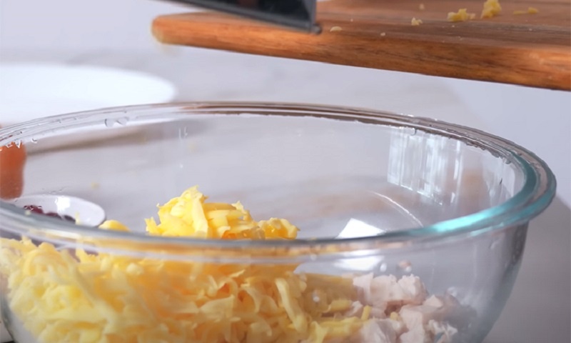 Яркий зимний салат с курицей, сыром и апельсином: свежая идея для новогоднего стола