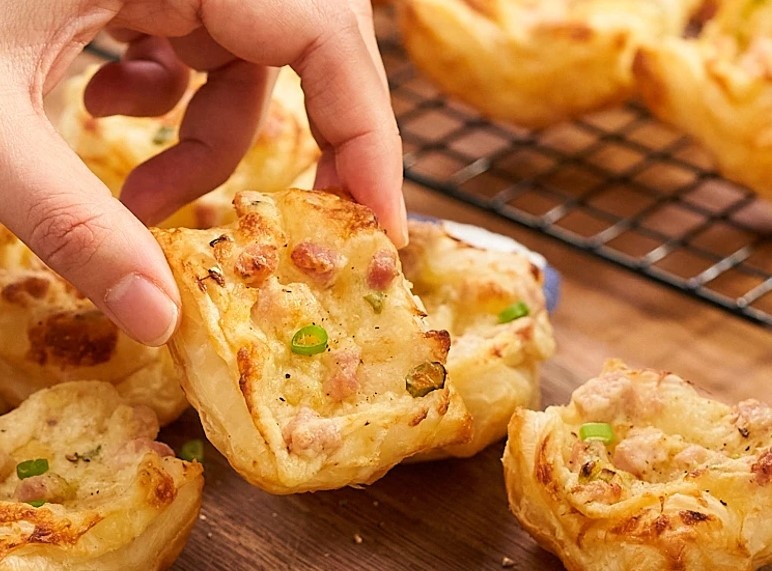 Простая, быстрая и невероятно вкусная горячая закуска из минимума ингредиентов! Хрустящие слоёные конвертики с сочной начинкой из ветчины, тянущегося сыра и лёгкой пикантности от горчицы и зелени. Идеальный способ утилизировать остатки праздничной ветчины или колбасы. Готовится за 30–40 минут, можно заготовить впрок и заморозить. Подходит и для фуршетного стола, и для семейного ужина, и как дополнение к пиву или чаю. Аромат по всей квартире гарантирован, а тарелка пустеет за минуты!