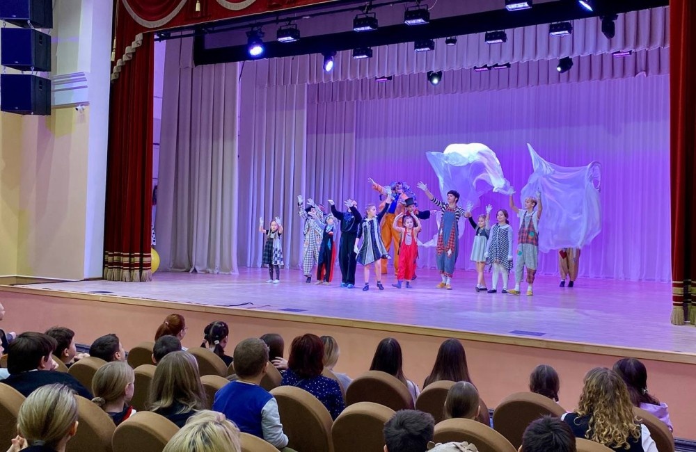    В Первомайске провели спектакль для более 200 детей и взрослых