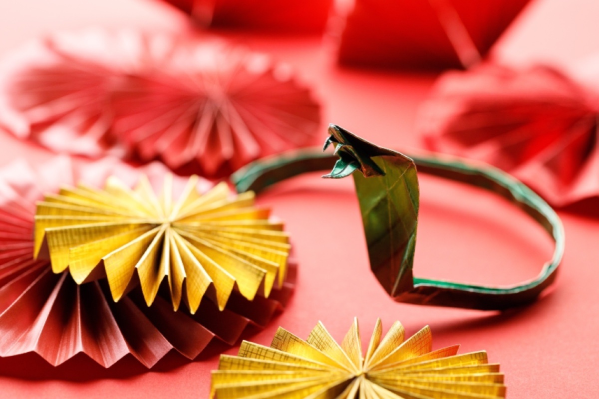 janecocoa / Shuttersock / FOTODOM📷Главный символ 2025 года - Зеленая Деревянная Змея. Попробуйте сделать открытку с ее изображением