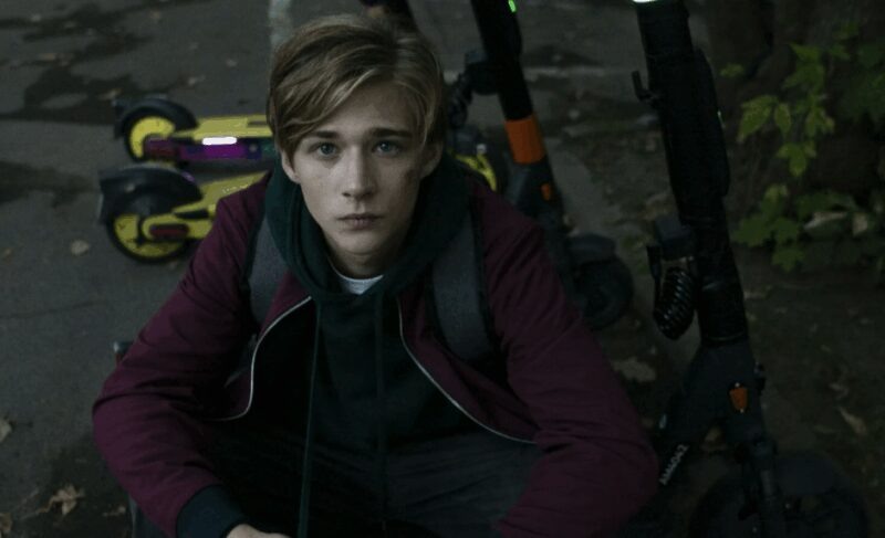    Будущая звезда в старших классах, когда уличная жизнь манила больше, чем уроки.