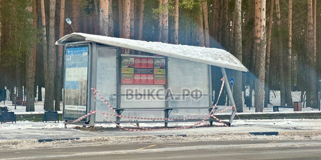 На улице Островского неизвестный автомобиль совершил наезд на автобусную остановку напротив Вечного огня