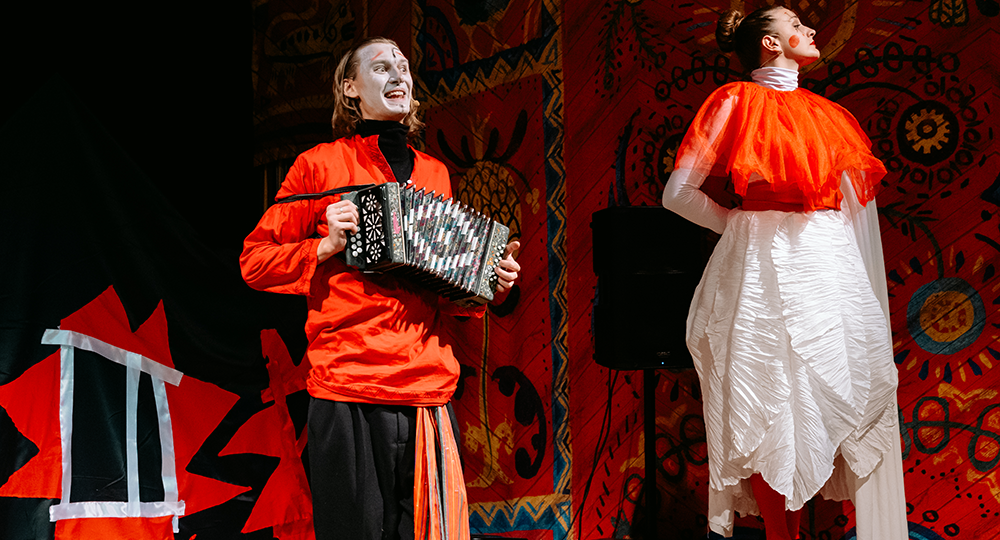 Клоунада в театре "Русская Песня": Что ждет малышей на детском новогоднем спектакле "Сказки Скомороха"