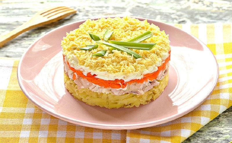 Мимоза по-новому: превращаем классический салат в изысканное блюдо с курицей