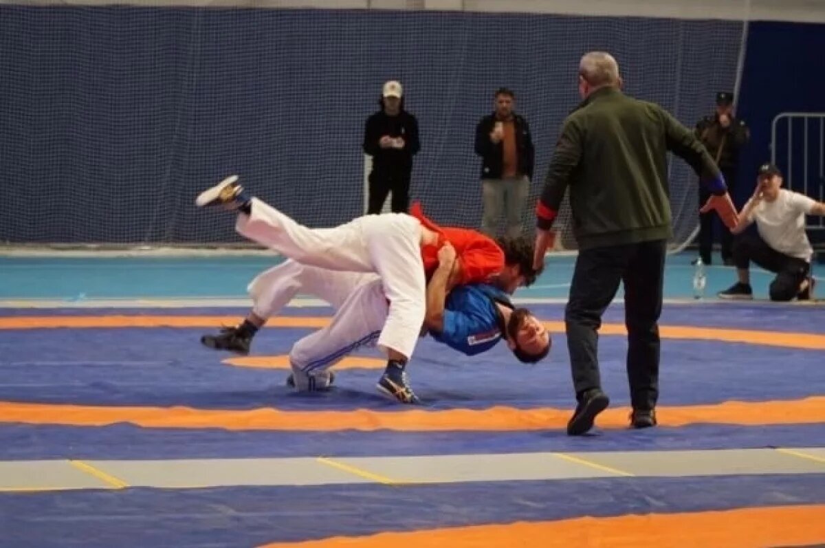    140 борцов из 10 регионов России сразились в Крыму на турнире по курешу