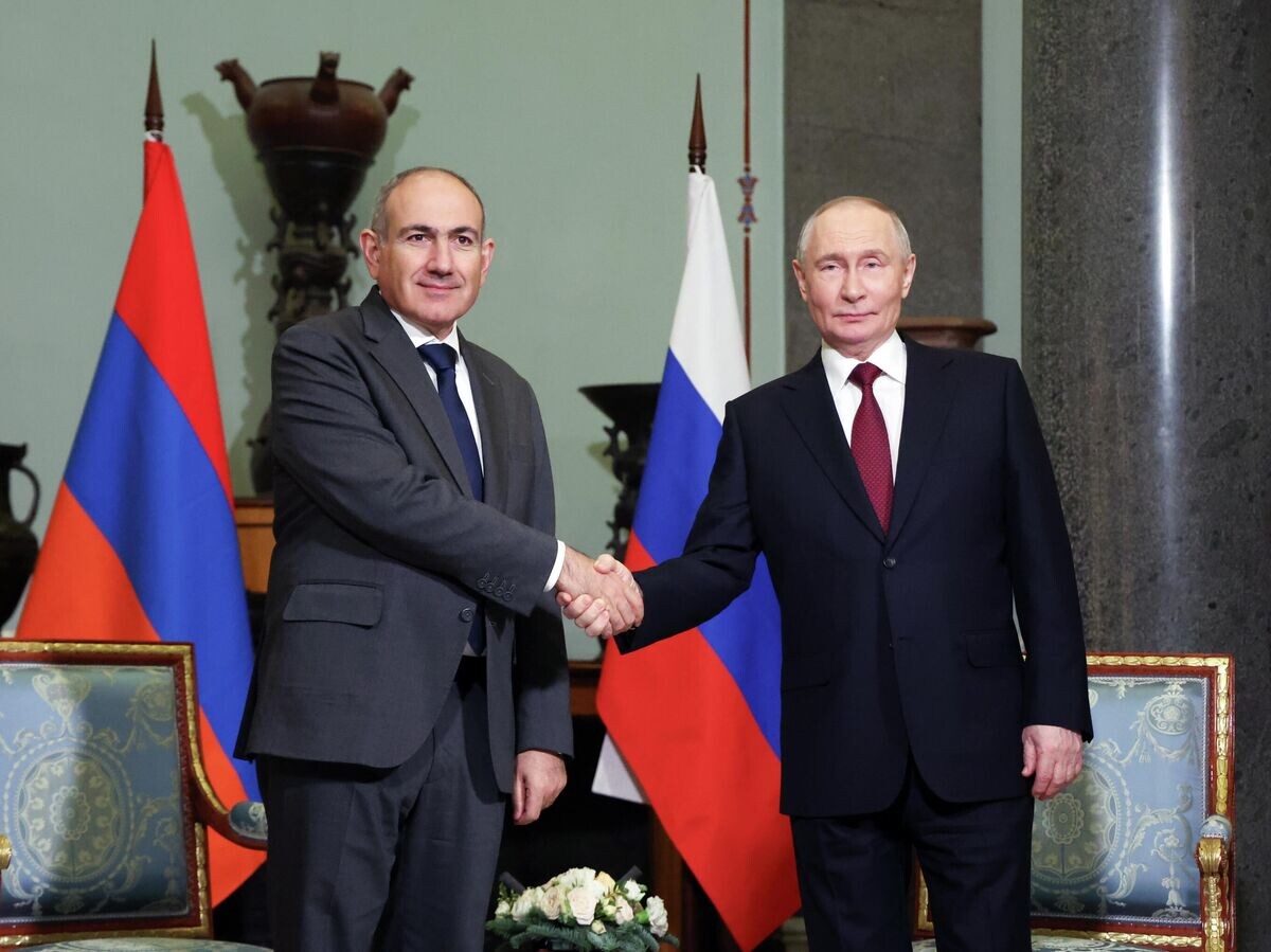    Президент РФ Владимир Путин и премьер-министр Армении Никол Пашинян во время встречи в рамках неформального саммита СНГ в Санкт-Петербурге | © РИА Новости / POOL