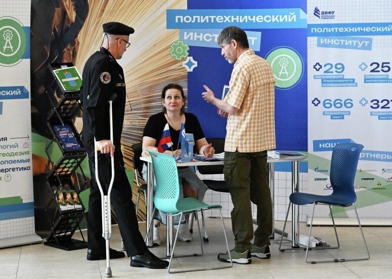    Участник СВО (слева) во время приемной кампании в Дальневосточном федеральном университете во Владивостоке / Источник: © Виталий Аньков/РИА Новости