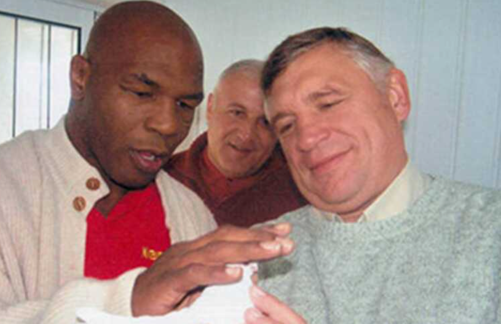 Источник фотографии: https://vlst1.com/news/188999-the_death_of_mobster_averin_due_to_a_foolish_mistake_at_the_helm_of_a_boat_a_vip_gathering_with_viktor_khmarin_sr._and_an_onlyfans_model_ended_in_tragedy