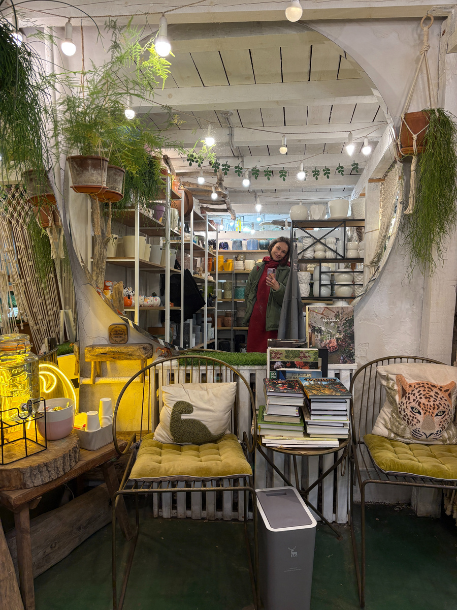 Интересный факт: в PRO.Änta’s снят клип группы IOWA «Дверь полуоткрыта». Песня написана на одноименное стихотворение Анны Ахматовой из сборника «Вечер».