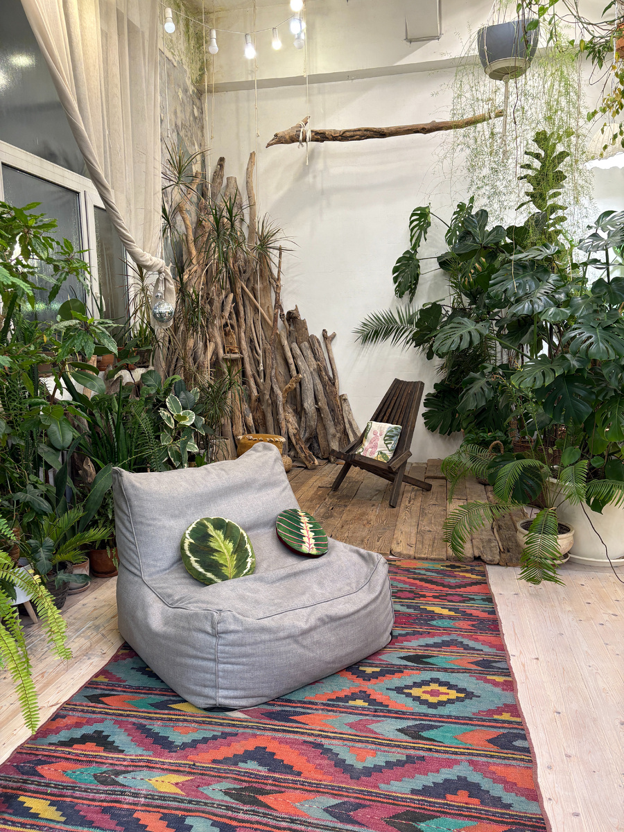 Игорь и Анта создали бесплатный и открытый подкаст о растениях и горшечном бизнесе "Зеленого времени суток" https://zelenogo-vremeni-sut.mave.digital 
Уже можно прослушать 2 сезона разборов наболевших вопросов подписчиков о разных растениях. Сейчас идет работа над 3 сезоном. 