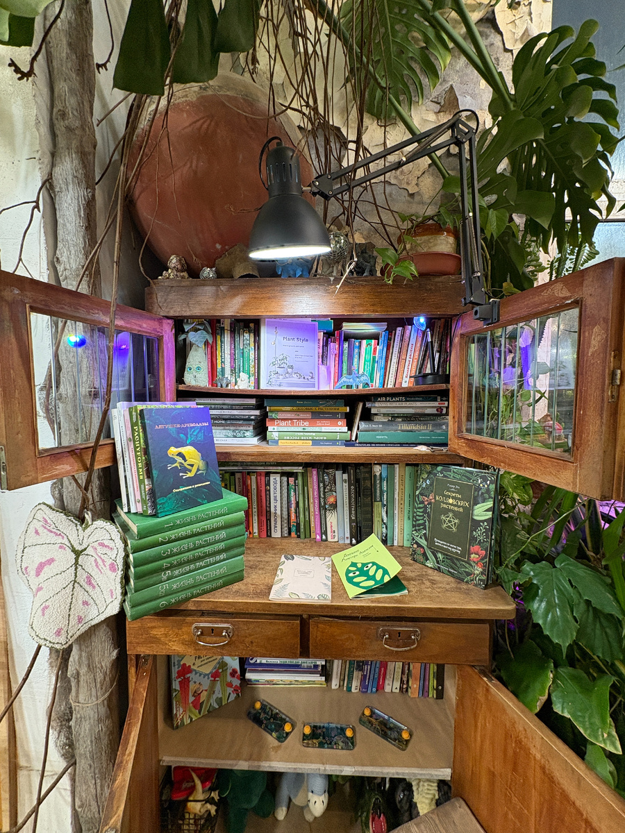 Посмотрите, если не смотрели - объемно увидите пространство.Пересмотрите, если уже видели - отдельное удовольствие видеть места, в которых был в клипах/фильмах/рекламе).