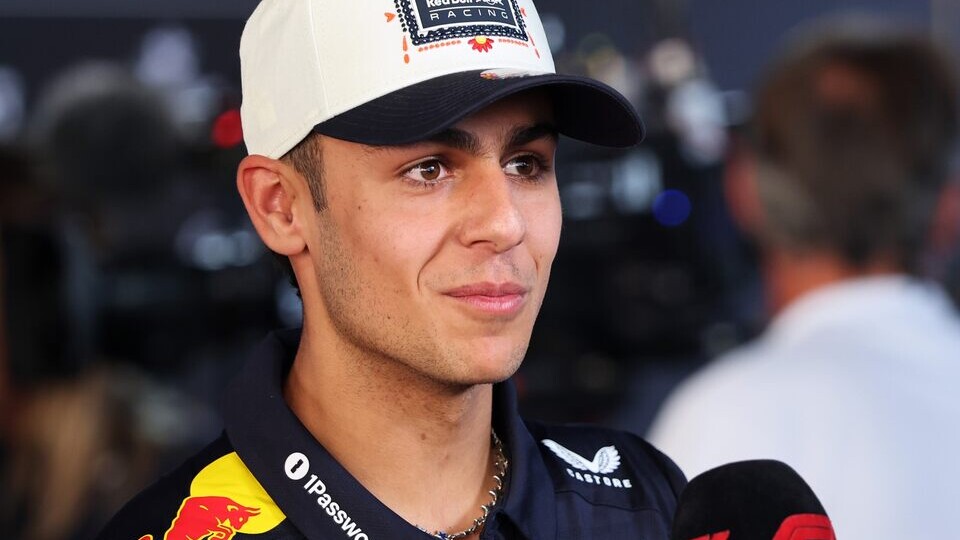 Арвид Линдблад проедет на болиде Red Bull по улицам Дели