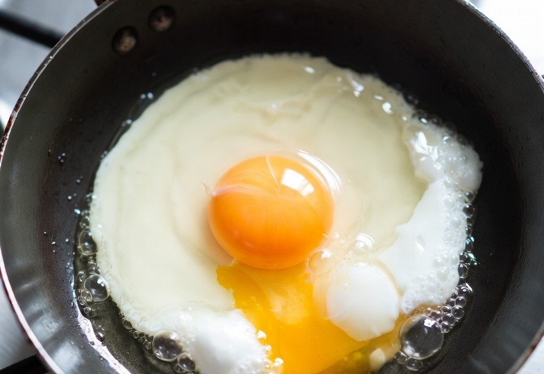 Яичница против стереотипов: почему врачи и диетологи реабилитировали ее на вашей сковороде