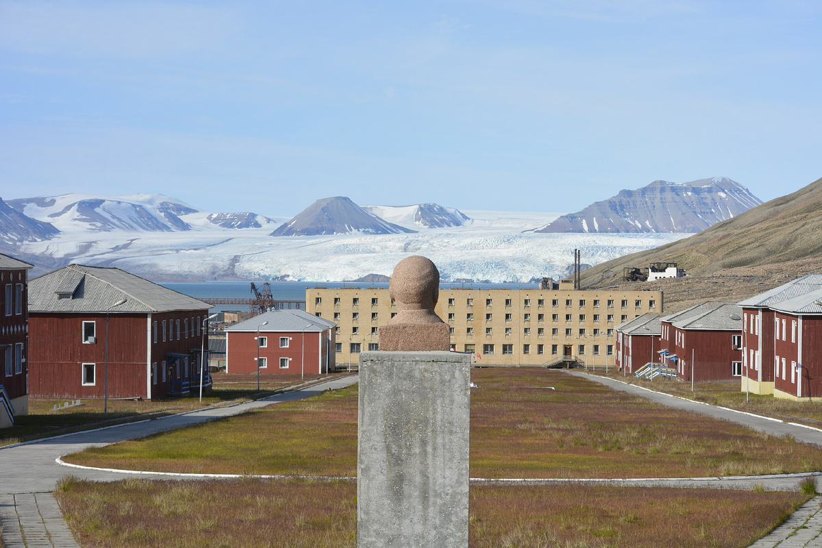 Голова Ленина на фоне льдов. Угадайте где это?