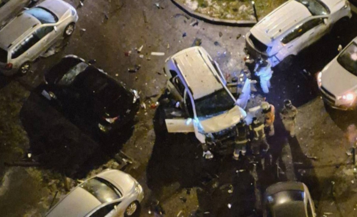 Спасатели возле взорванной машины Сарварова. Фото: соцсети