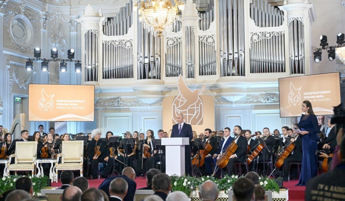     Церемония вручения Международной премии мира имени Л.Н.Толстого. Источник: kremlin.ru Автор фото: Алексей Даничев