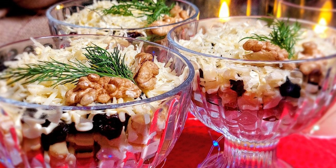 Слоёный салат с копчёной курицей и черносливом — удачный рецепт для праздничного стола