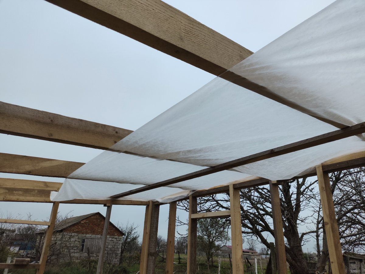 Мембрана тонкая, отрывает ветром от скоб..