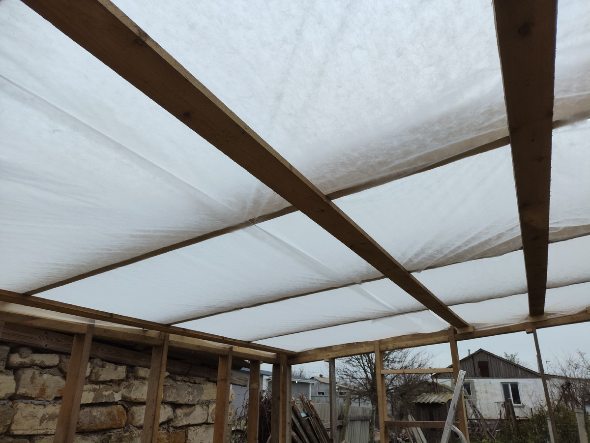 Заделали широкой накладкой.