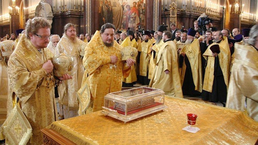 Молебен перед десницей святителя Спиридона Тримифунтского в Храме Христа Спасителя.patriarchia.ru