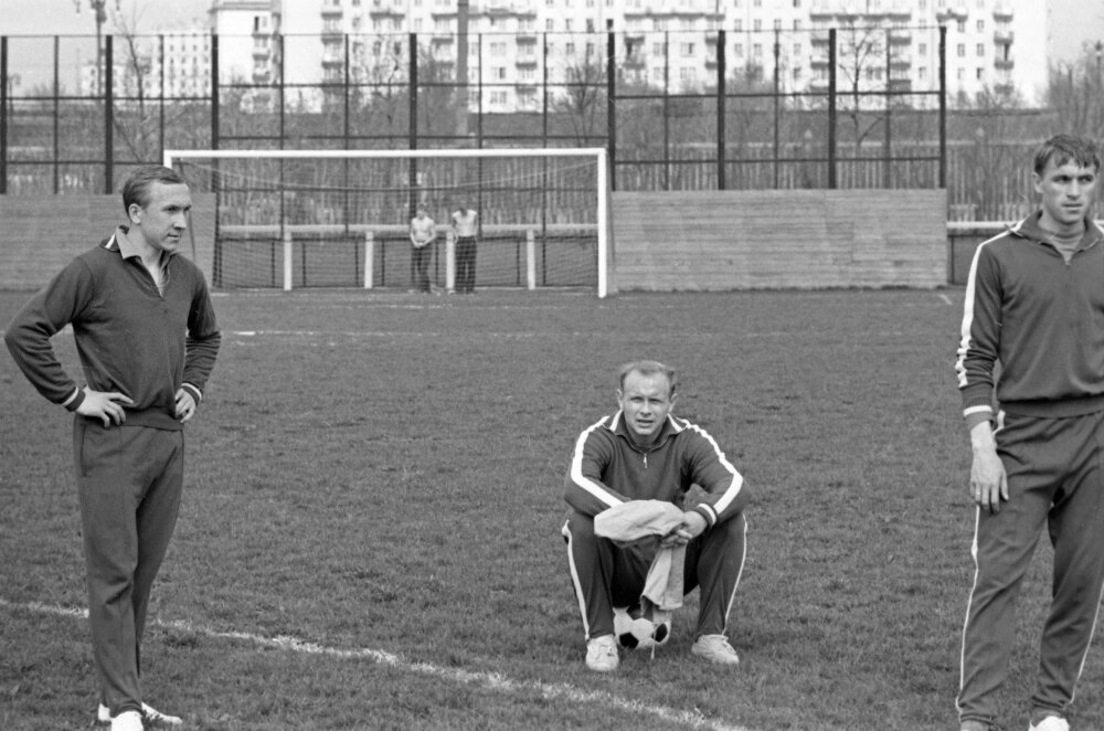    Член сборной команды СССР по футболу, нападающий Эдуард Стрельцов (в центре) во время тренировки. Фото: РИА Новости/ Дмитрий Донской