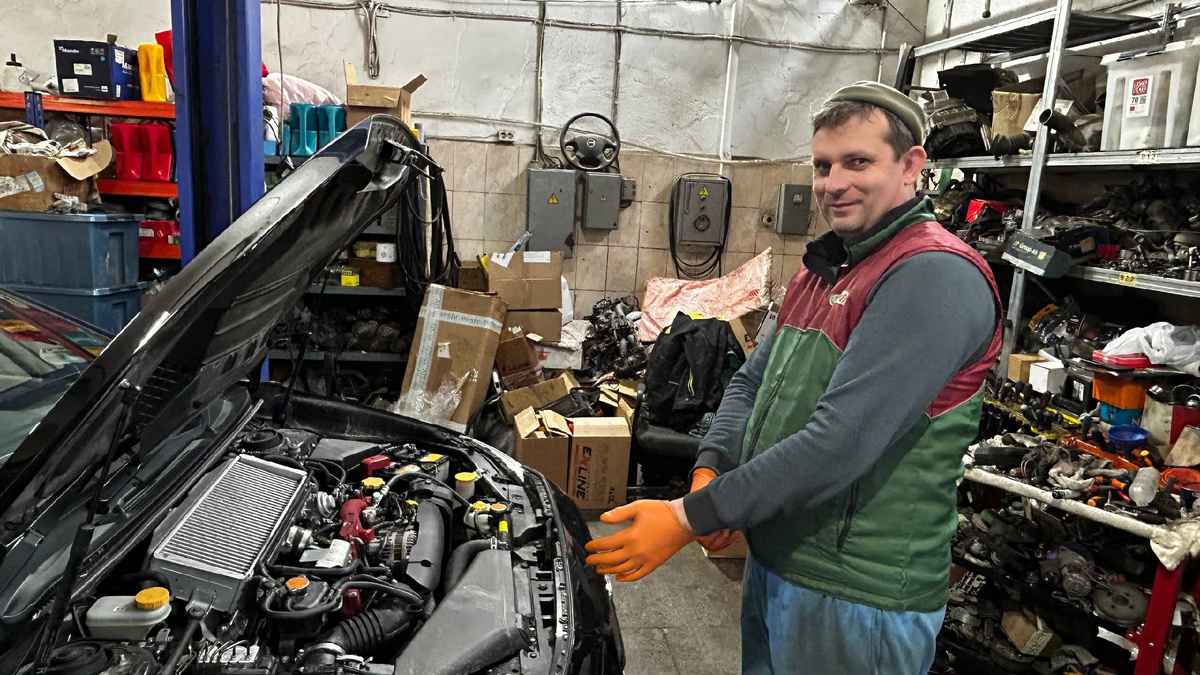 Дядя Женя улыбается. Он все это знает и видел много убитых двигателей.