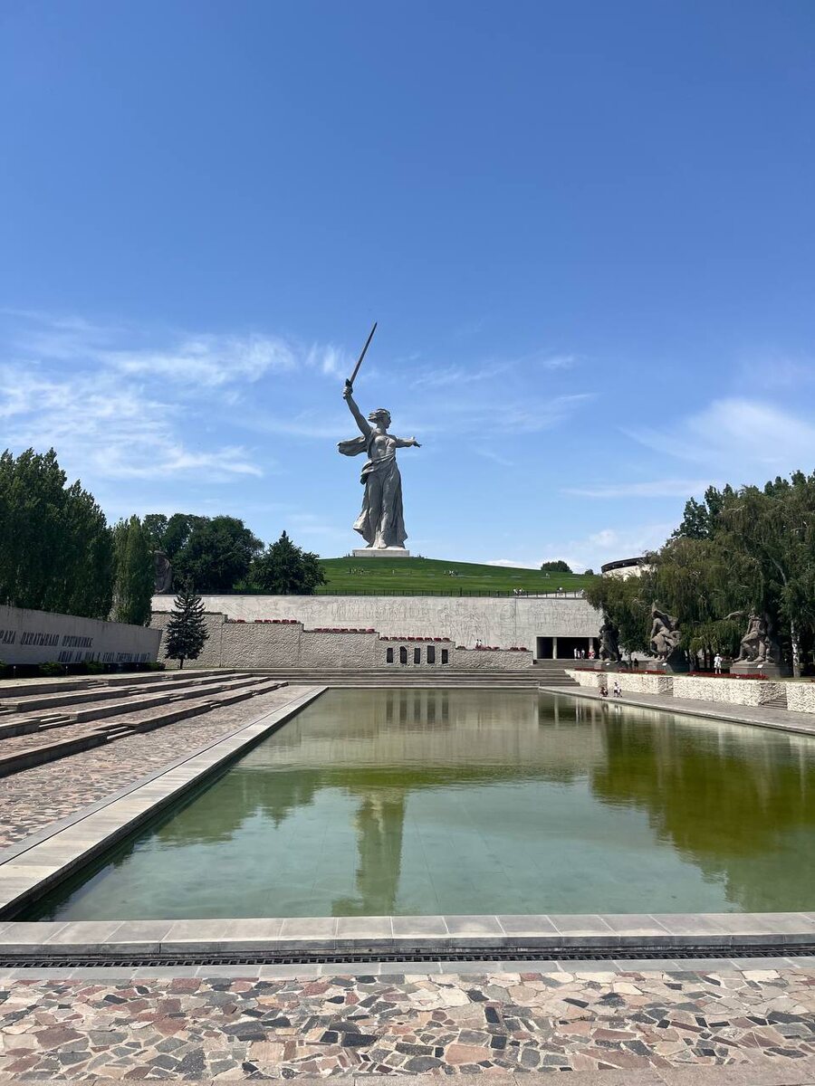 Скульптура «Родина-мать зовёт!