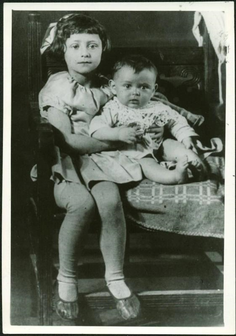 Майя Плисецкая с братом Александром в детстве, 1931 год / Государственный центральный театральный музей имени А.А. Бахрушина / goskatalog.ru