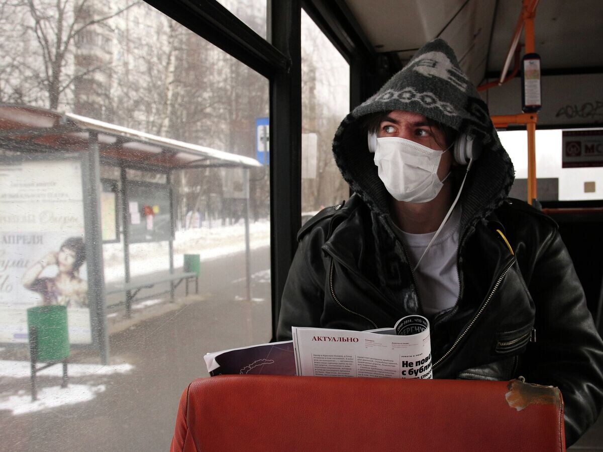    Молодой человек в защитной маске в московском автобусе© РИА Новости . Евгений Биятов