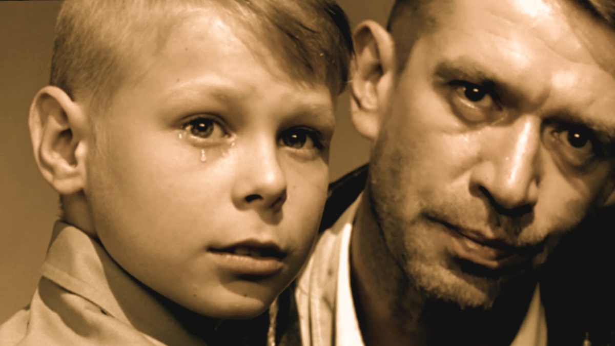 Кадр из сериала «Ликвидация». Мишка Карась и Гоцман сидят рядом