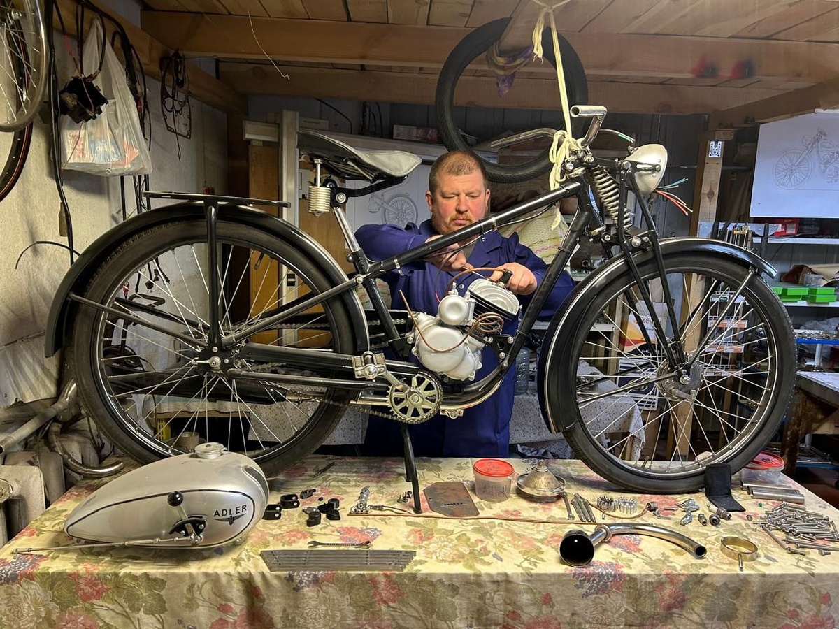 Алексей в мастерской музея мотоциклов "Мото Эпоха".