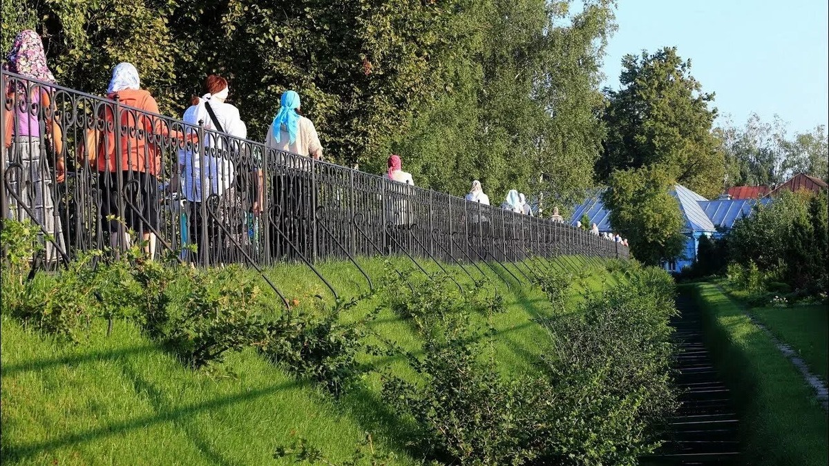 На фото люди идут медленно, но может оказаться, что все равно быстро