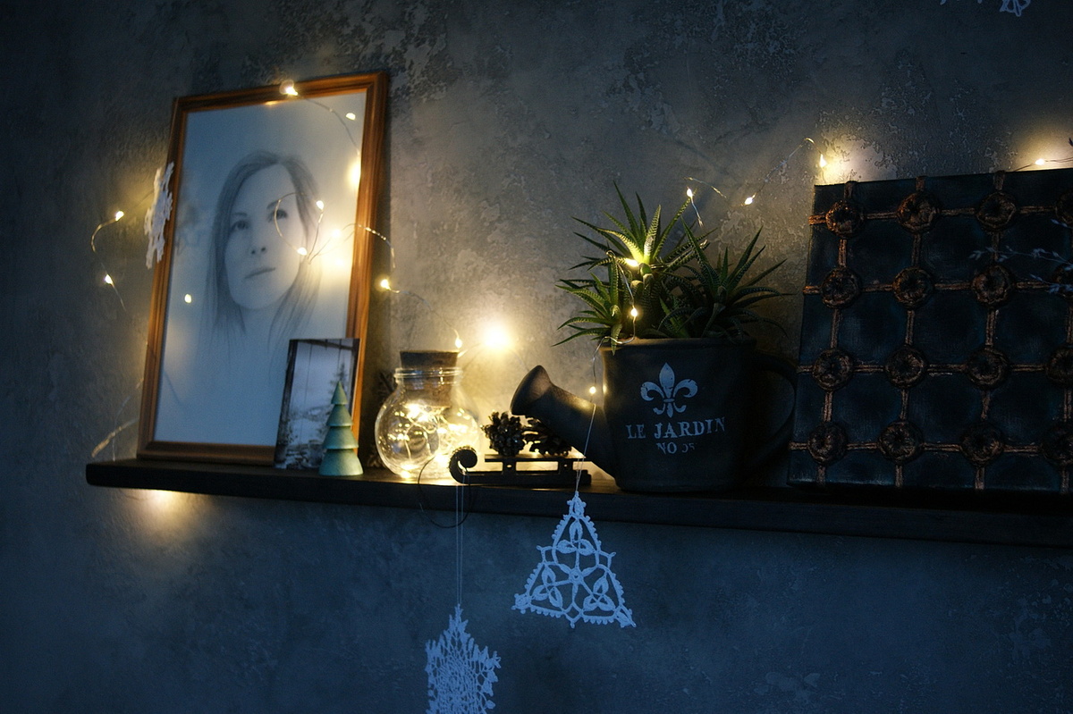 Вот тут хавортия, которую я даже переставить никуда не могу, её кот грызёт везде, кроме этих полочек. 