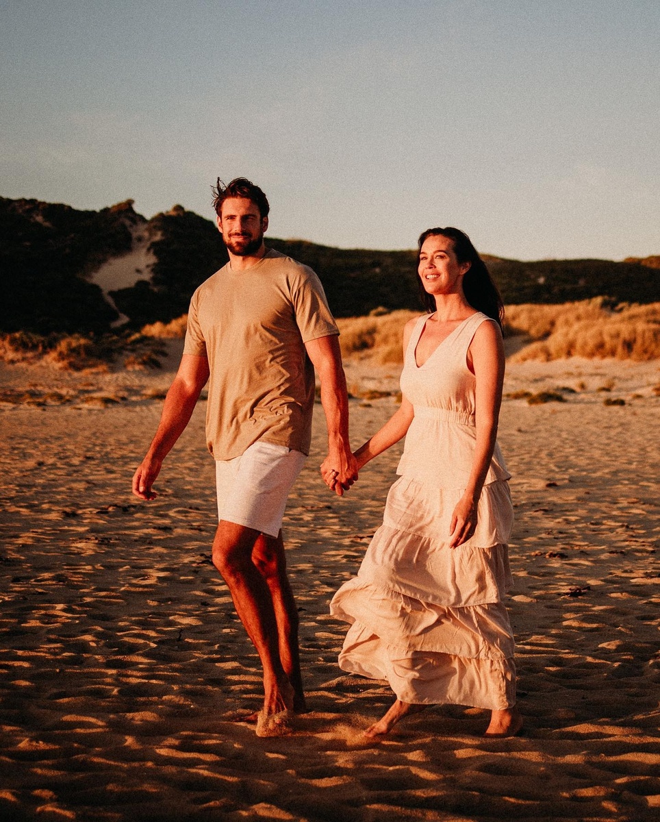    Шон Хэмпсон и Меган Гейл поженились на ФиджиСоцсети Меган Гейл