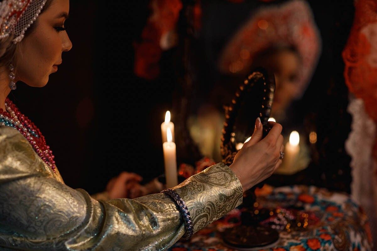 Гадание на суженого-ряженого с зеркалом — не для слабонервных. Источник: Artem Charkin / Shutterstock / FOTODOM📷
