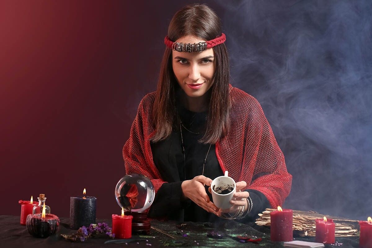 Гадание на Рождество в домашних условиях можно устроить и на кофейной гуще. Источник: Maya Kruchankova / Shutterstock / FOTODOM📷
