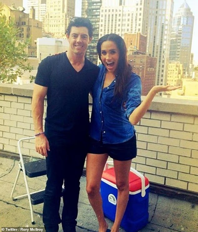 Гольфист Рори Макилрой, которого Меган Маркл назвала в своих соцсетях "Лучшим гольфистом в мире", готовится облить ее ледяной водой в рамках акции Ice Bucket Challenge.