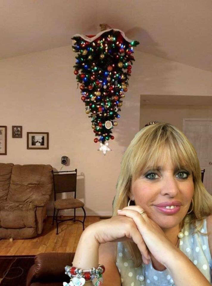 на фото - внучка Муссолини и рождественская ёлка в её доме