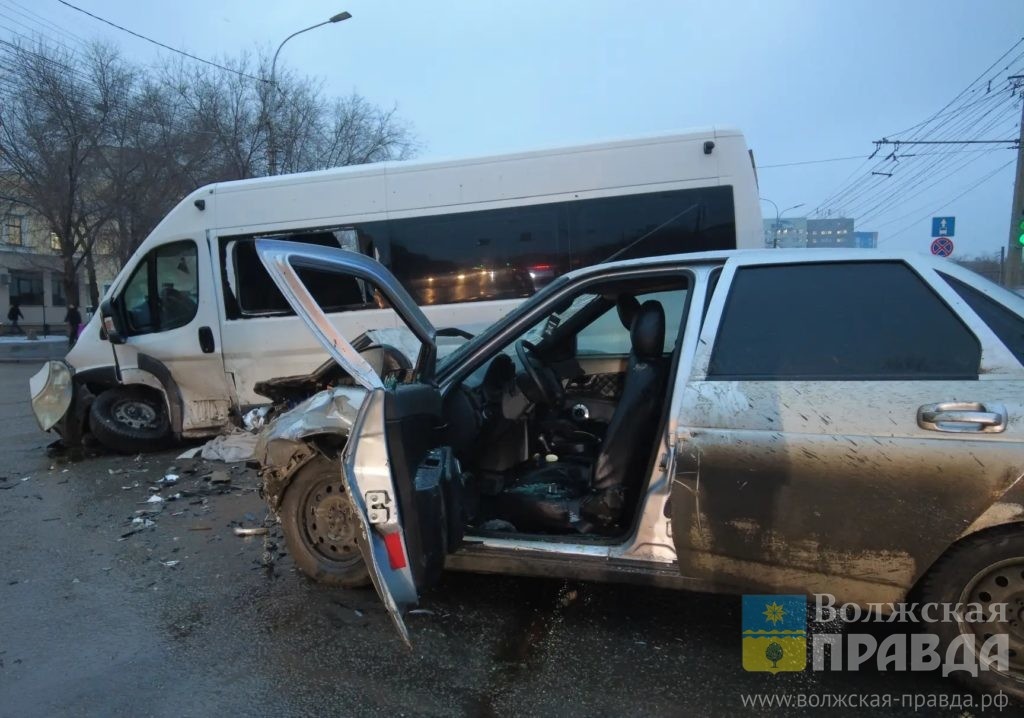 Фото ГУ МВД России по Волгоградской области📷    Неслась как торпеда, госпитализировали восьмерых: в Волгограде «Лада Приора» протаранила полную маршрутку
