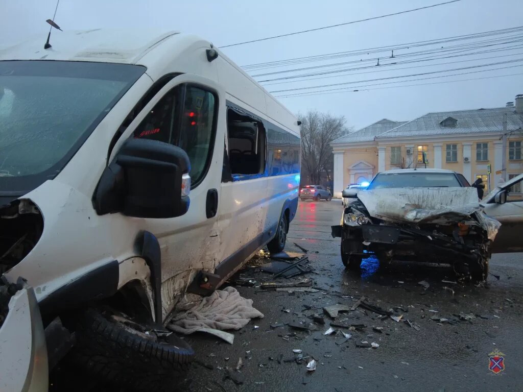 Фото ГУ МВД России по Волгоградской области📷    Неслась как торпеда, госпитализировали восьмерых: в Волгограде «Лада Приора» протаранила полную маршрутку
