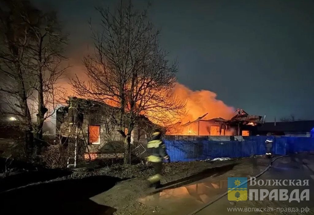 Фото ГУ МЧС России по Волгоградской области📷    Младший погиб, средние в больнице, родители в реанимации: пожар под Волгоградом едва не убил всю семью
